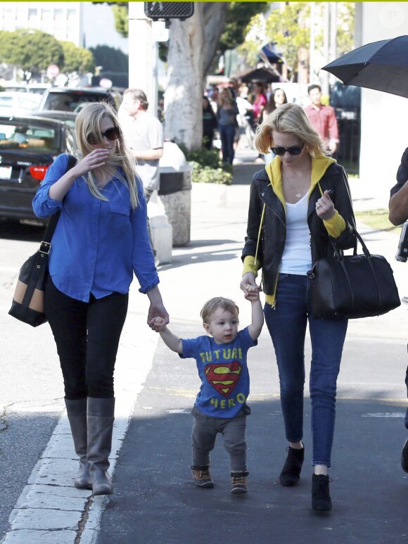January Jones va déjeuner au restaurant avec son fils Xander et une amie à Hollywood, le 3 mars 2013.