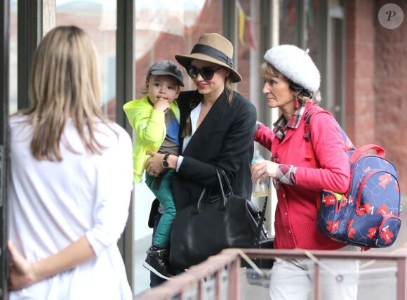Miranda Kerr, accompagnée de Sonia Bloom, la mère d'Orlando Bloom, emmène son fils Flynn à son cours de gym à Los Angeles, le 4 mars 2013.
