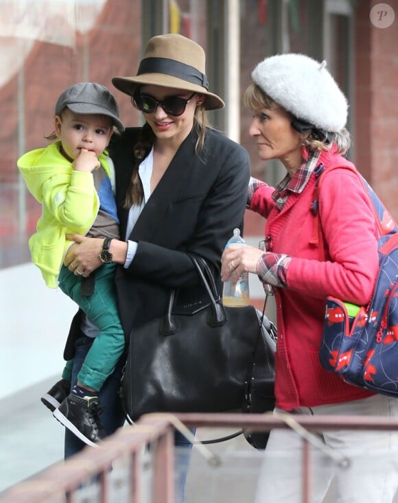 Miranda Kerr et Sonia Bloom, la mère d'Orlando Bloom, emmènent le petit Flynn à un cours de gym à Los Angeles, le 4 mars 2013.