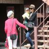Miranda Kerr et Sonia Bloom, la mère d'Orlando Bloom, emmènent Flynn à son cours de gym à Los Angeles, le 4 mars 2013.