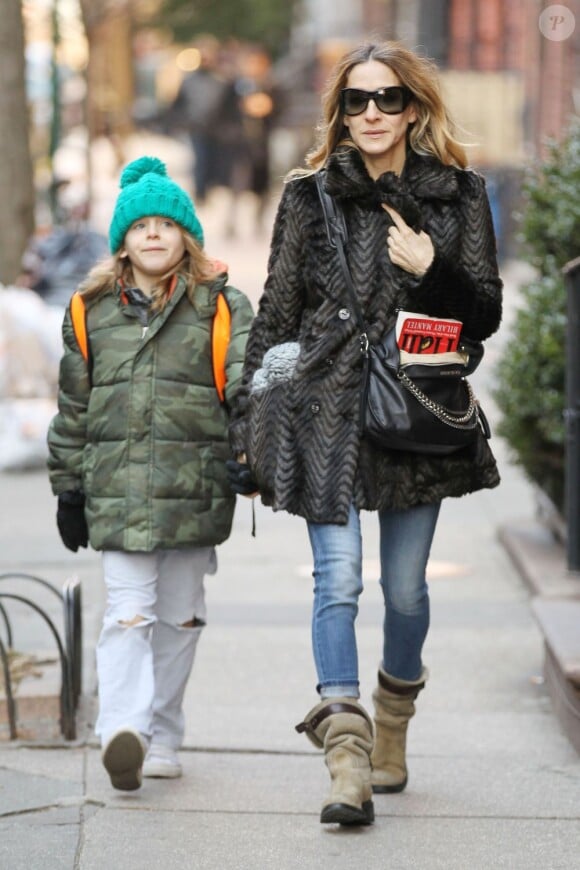 Sarah Jessica Parker avec son fils James en direction de l'école à New York le 5 mars 2013.