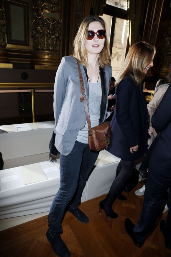 Julie Gayet lors du défilé Stella McCartney à Paris le 4 mars 2013