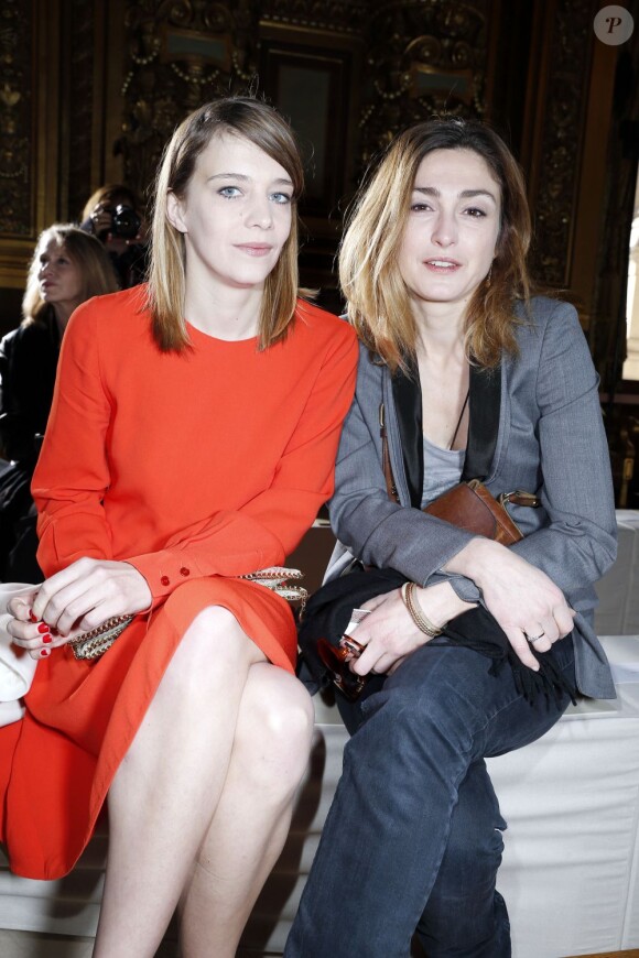 Céline Sallette et Julie Gayet lors du défilé Stella McCartney à Paris le 4 mars 2013, en pleine Fashion Week