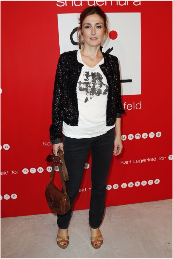 Julie Gayet lors de la présentation d'une collection spéciale de cosmétiques avec Karl Lagerfeld et Shu Uemura à Paris le 11 septembre 2012