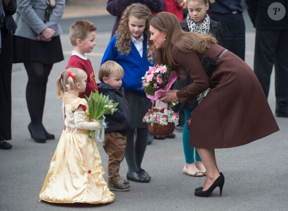 Kate Middleton, enceinte, se rend au Fishing Heritage Centre à Grimsby le 5 mars 2013.
