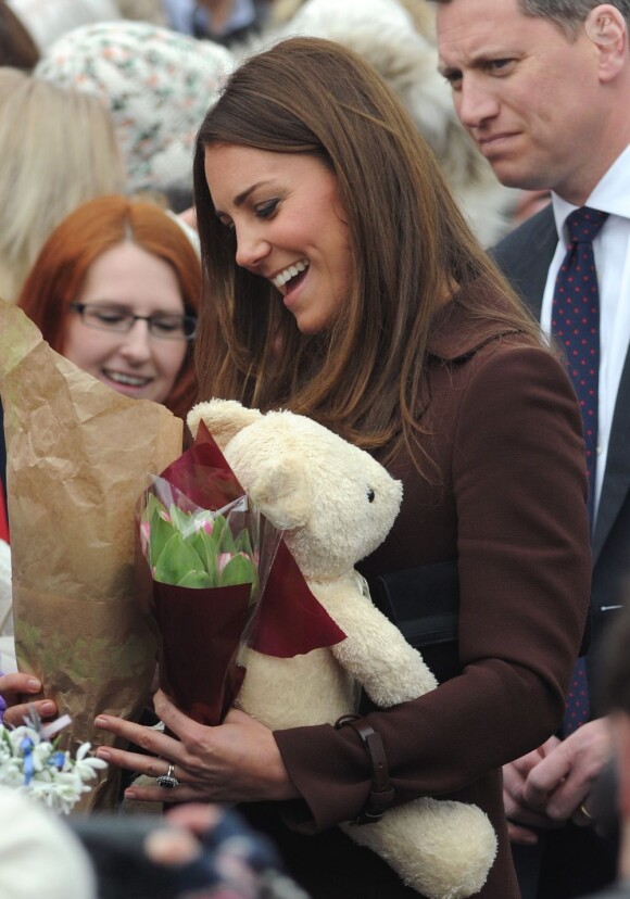 Kate Middleton, enceinte, reçoit un ours en peluche pour sa supposée fille, et se rend au Fishing Heritage Centre à Grimsby le 5 mars 2013.