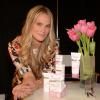La jeune maman Molly Sims a participé au lancement d'une ligne de cosmétiques pour la marque Pond's à New York le 5 mars 2013.
