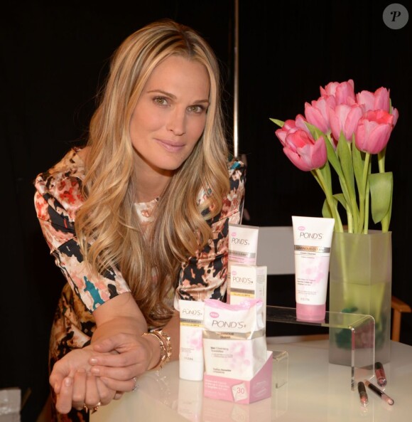 La jeune maman Molly Sims a participé au lancement d'une ligne de cosmétiques pour la marque Pond's à New York le 5 mars 2013.