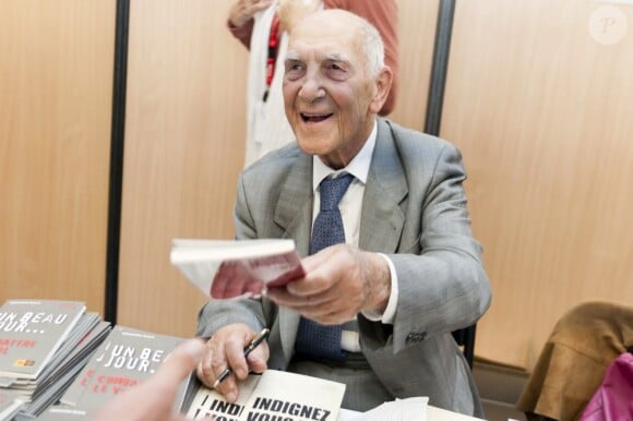 Stéphane Hessel signe son livre Indignez-vous ! à Mouans Sartoux le 7 octobre 2011
