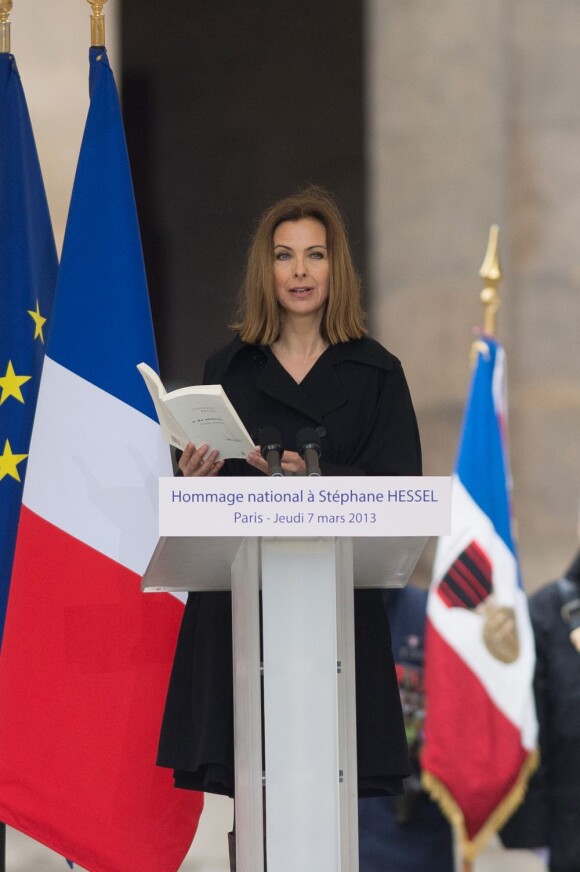 Carole Bouquet lors de l'hommage national à Stéphane Hessel, à Paris le 7 mars 2013.