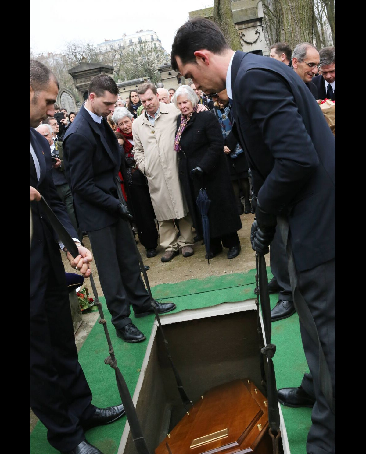 Photo Sa Veuve Christiane Hessel Chabry Et Un Des Fils De Stéphane Hessel Au Cimetière 5275