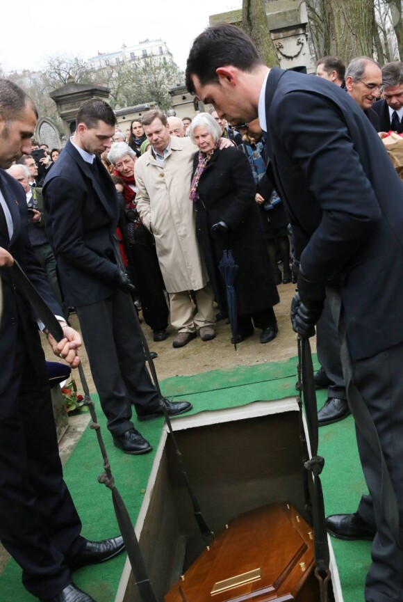 Sa veuve, Christiane Hessel-Chabry, et un des fils de Stéphane Hessel au cimetière Montparnasse à Paris le 7 mars 2013.