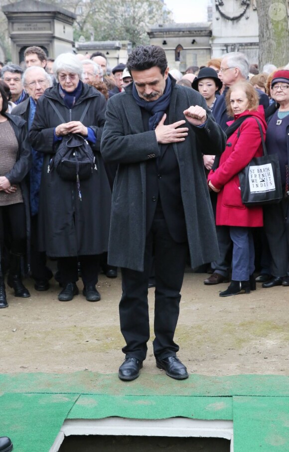 Edwy Plenel au cimetière Montparnasse pour l'inhumation de Stéphane Hessel à Paris le 7 mars 2013.