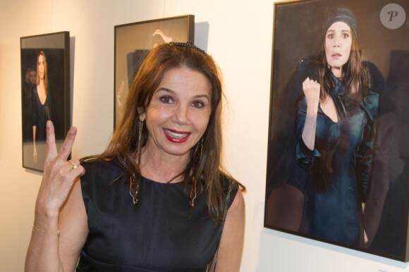 Exclu - Victoria Abril au vernissage de l'exposition "A travers elles" de Carole Mathieu Castelli à la Fnac des Ternes à Paris, le 7 mars 2013.