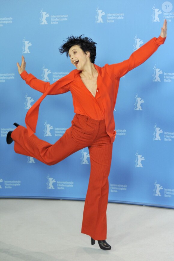 Juliette Binoche nage dans le bonheur et la douce folie pour présenter son film Camille Claudel 1915 au 63e Festival du film de Berlin le 12 février 2013.