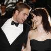Robert Pattinson et Juliette Binoche lors de la montée du marche du film Cosmopolis à Cannes, le 25 mai 2012.