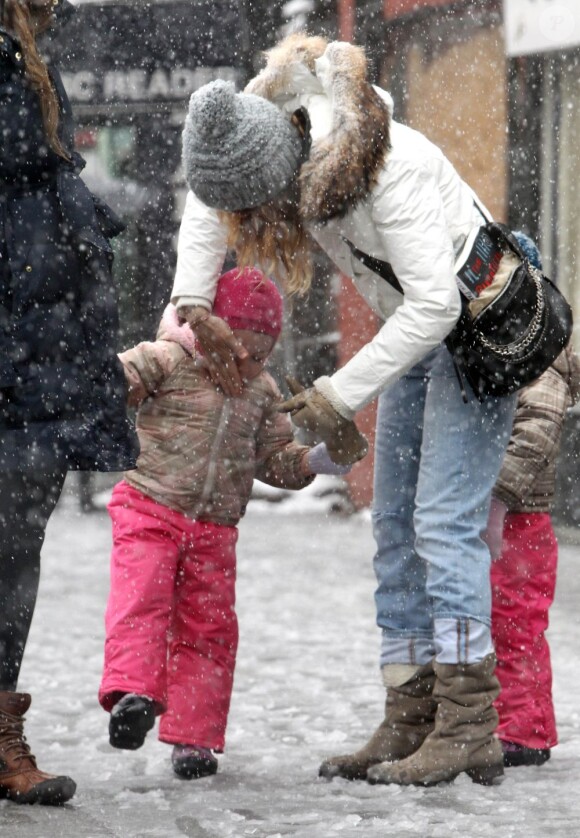 Sarah Jessica Parker sous la neige avec ses filles Marion et Tabitha à New York, le 8 mars 2013.