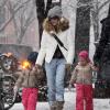 Sarah Jessica Parker a emmené ses jumelles Marion et Tabitha à l'école sous la neige, à New York, le 8 mars 2013.