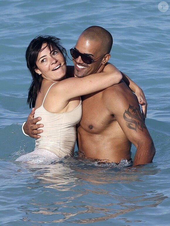 Le comédien Shemar Moore passe du bon temps sur la plage à Miami, le 8 mars 2013.