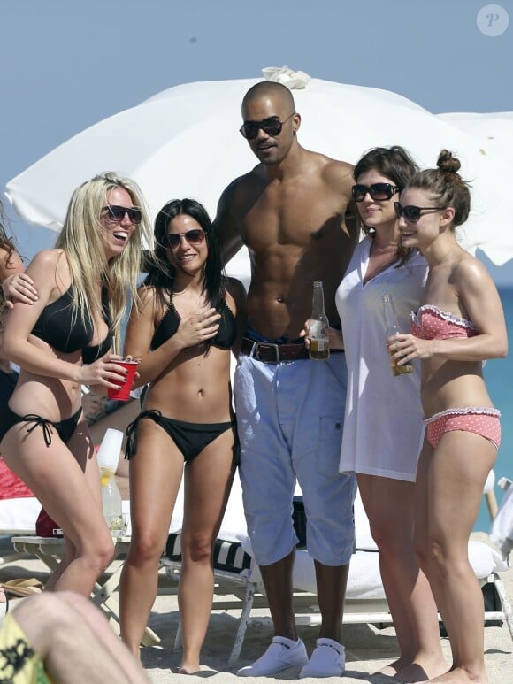 Shemar Moore bien entouré sur la plage à Miami, le 8 mars 2013.