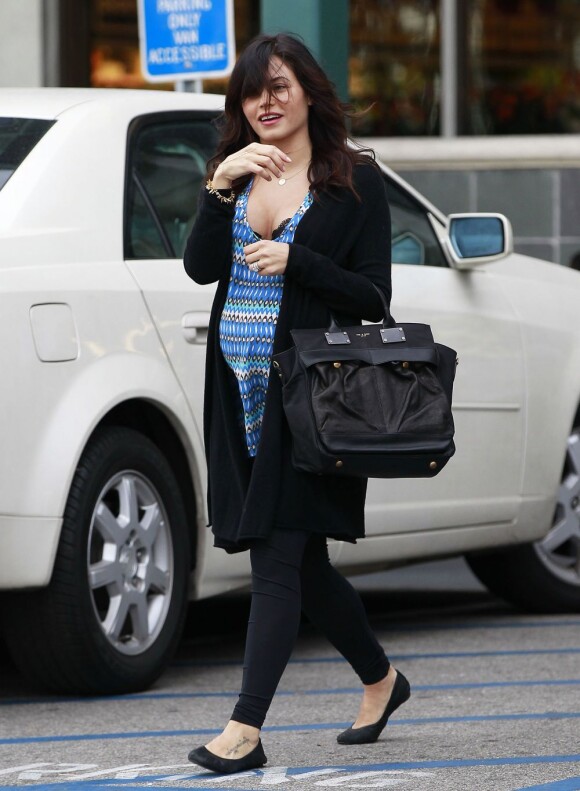 Enceinte, la comédienne Jenna Dewan se promène dans les rues de Los Angeles, le 8 mars 2013.