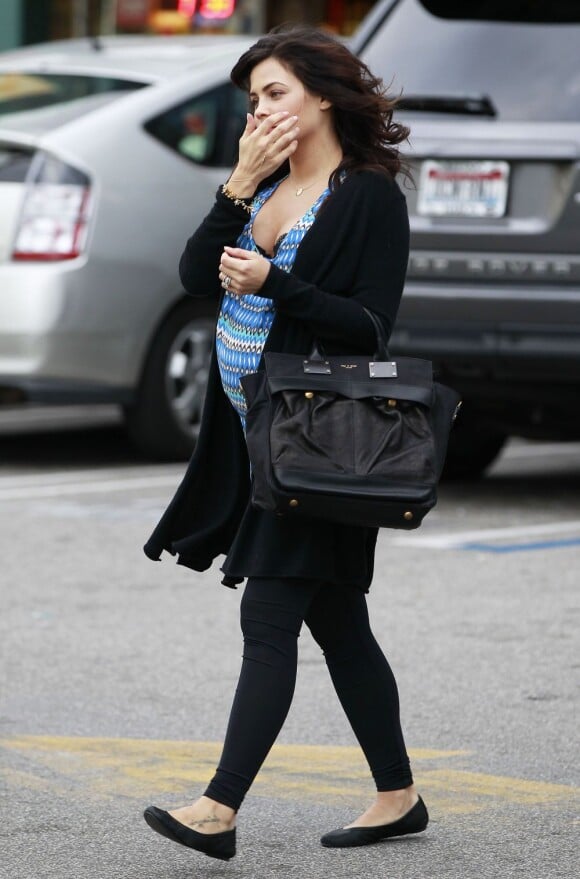 Enceinte, l'actrice Jenna Dewan se promène à Los Angeles, le 8 mars 2013.