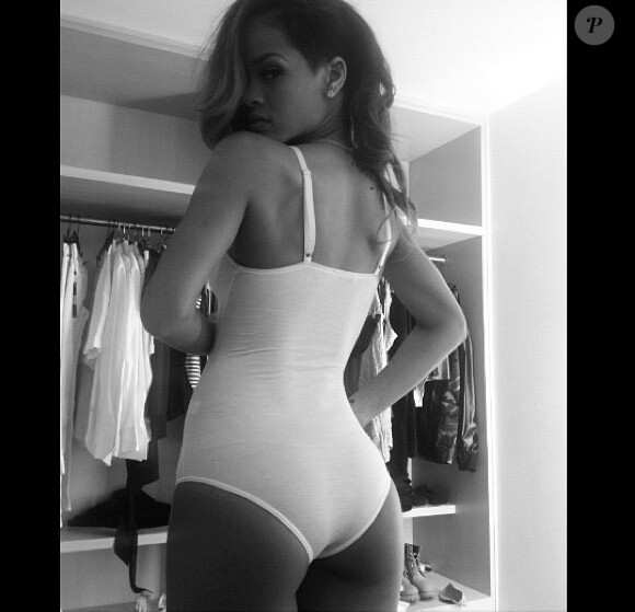 Rihanna n'hésite pas à dévoiler son corps sur les réseaux sociaux. Mars 2013.