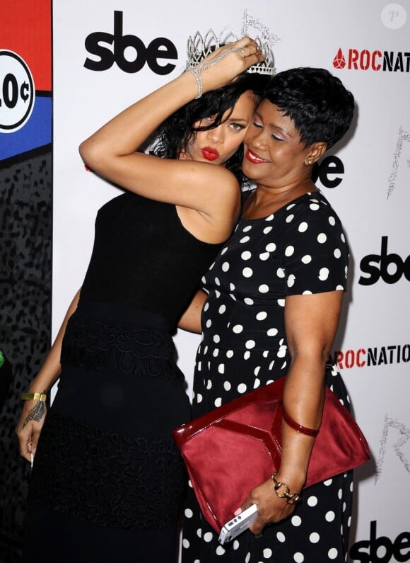 Rihanna et sa mère Monica à Los Angeles, le 31 octobre 2012.