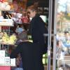 Amy Adams, son compagnon et fiancé Darren Le Gallo et leur fille Aviana sont allés faire du shopping dans un magasin de jouets à Beverly Hills. Le 9 mars 2013.
