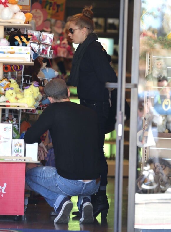 Amy Adams, son compagnon et fiancé Darren Le Gallo et leur fille Aviana sont allés faire du shopping dans un magasin de jouets à Beverly Hills. Le 9 mars 2013.