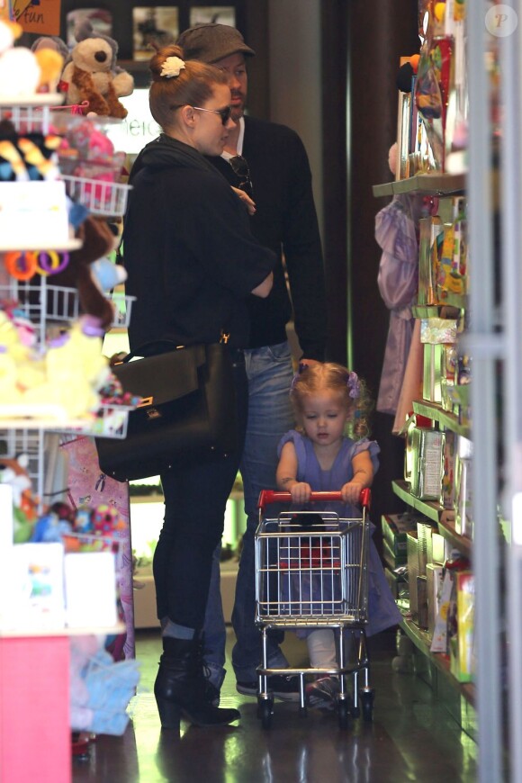 Amy Adams, son fiancé Darren Le Gallo et leur fille Aviana sont allés faire du shopping dans une boutique de jouets à Beverly Hills. Le 9 mars 2013.