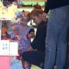 Amy Adams, son fiancé Darren Le Gallo et leur fille Aviana sont allés faire du shopping dans un magasin de jouets à Beverly Hills. Le 9 mars 2013. La petite fille a eu plein de cadeaux.