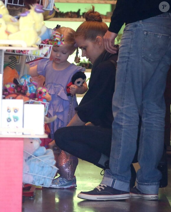Amy Adams, son fiancé Darren Le Gallo et leur fille Aviana sont allés faire du shopping dans un magasin de jouets à Beverly Hills. Le 9 mars 2013. La petite fille a eu plein de cadeaux.