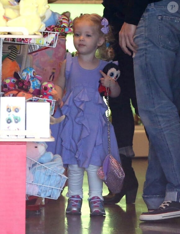 Amy Adams, son fiancé Darren Le Gallo et leur fille Aviana, 2 ans, sont allés faire du shopping dans un magasin de jouets à Beverly Hills. Le 9 mars 2013.