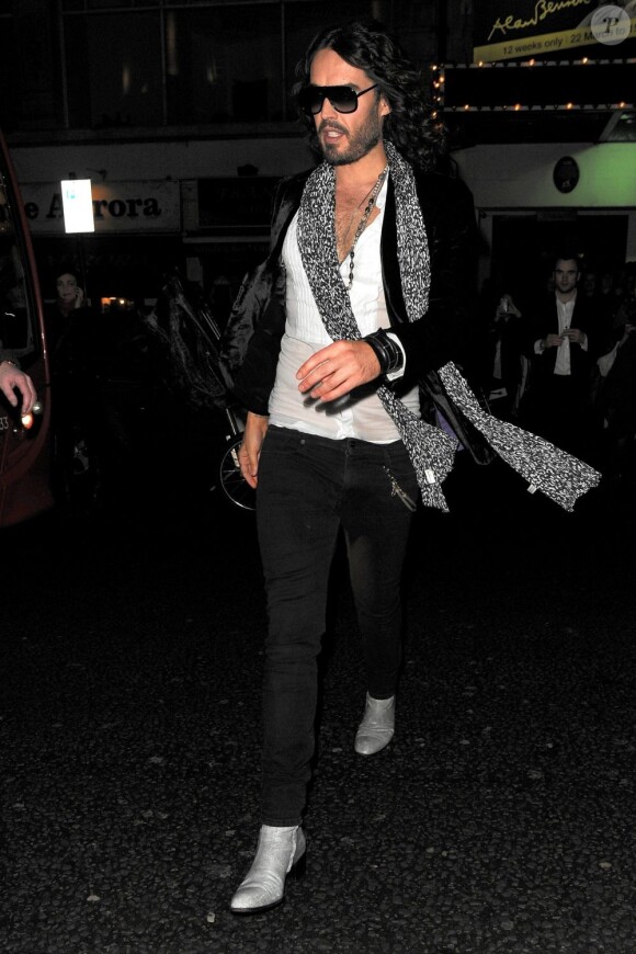 Le comique Russell Brand quitte le théâtre Duchess après sa représentation à Londres, le 7 mars 2013.