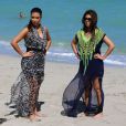  Kim et Kourtney Kardashian se promènent sur la plage à Miami, le 3 octobre 2012. 