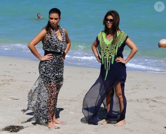 Kim et Kourtney Kardashian se promènent sur la plage à Miami, le 3 octobre 2012.