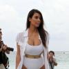 Kim Kardashian, sexy en maillot de bain blanc, sur la plage de Miami, le 24 septembre 2012