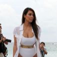  Kim Kardashian, sexy en maillot de bain blanc, sur la plage de Miami, le 24 septembre 2012 