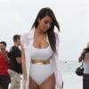 Kim Kardashian, sexy en maillot de bain blanc, sur la plage de Miami, le 24 septembre 2012