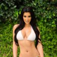Kim Kardashian prend la pose en bikini blanc en août 2010 à Los Angeles
