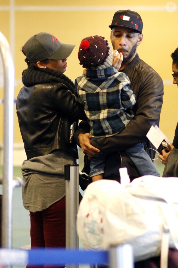 Alicia Keys, son mari Swizz Beatz et leur adorable fils Egypt à Vancouver. La chanteuse était au Canada pour y donner un concert au Rogers Arena. Photo prise le 9 mars 2013.