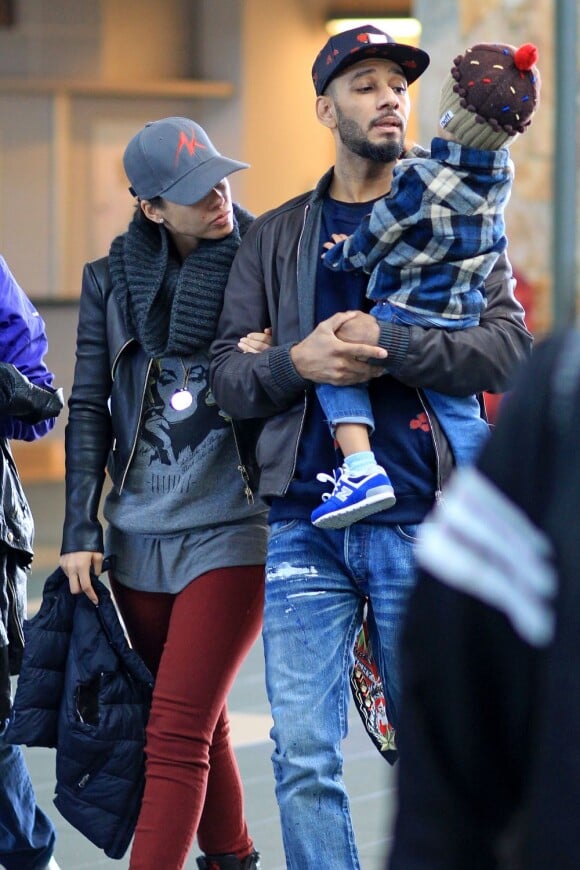 Alicia Keys, son mari Swizz Beatz et leur fils Egypt à Vancouver. La chanteuse était au Canada pour y donner un concert au Rogers Arena. Photo prise le 9 mars 2013.