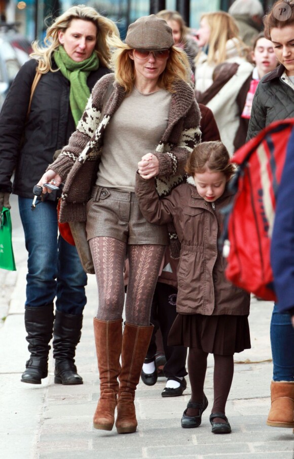 Sexy en short, Geri Halliwell et sa fille Bluebell Madonna après l'école dans les rues de Londres, le 11 mars 2013.
