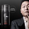 Le chanteur coréen PSY présentant sa gamme de produits cosmétiques, mars 2013.