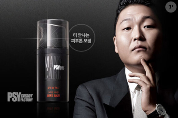 Le chanteur coréen PSY présentant sa gamme de produits cosmétiques, mars 2013.