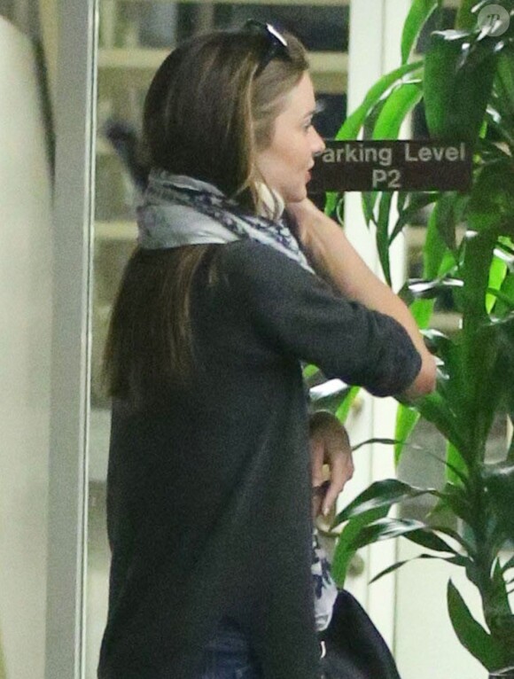 Exclusif - Miranda Kerr blessée après un accident de voiture, porte une minerve sous une écharpe. Los Angeles, le 12 mars 2013.