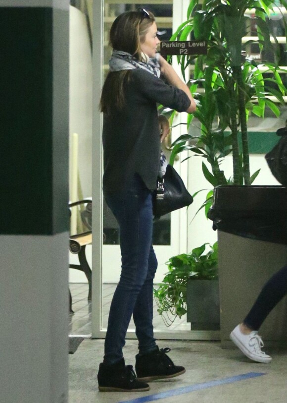 Exclusif - Le top model Miranda Kerr, blessée après un accident de voiture, cache sa minerve sous une écharpe Balmain. Los Angeles, le 12 mars 2013.
