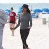 Naomi Campbell fait du sport sur une plage à Miami. Le 13 mars 2013.