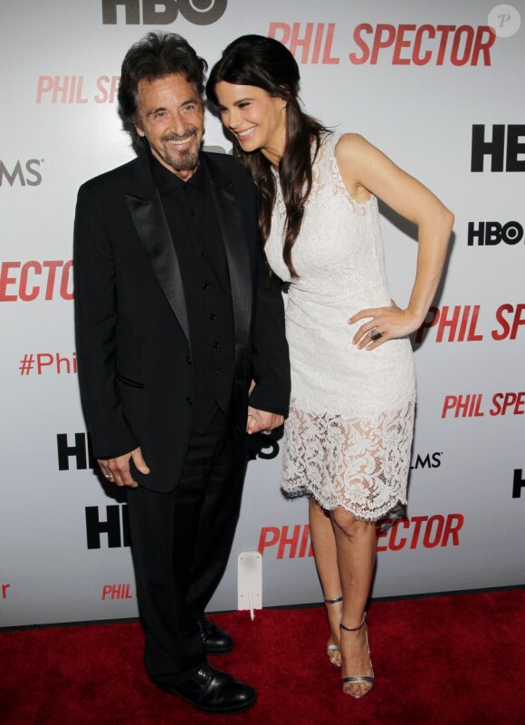 Al Pacino et Lucila Sola blagueurs à la première du film Phil Spector au Time Warner Center, New York, le 13 mars 2013.